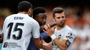 Federação espanhola reduz sanção ao Valencia por insultos racistas a Vinícius