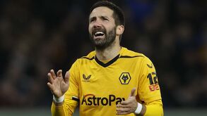 Lopetegui 'anuncia' saída de João Moutinho do Wolverhampton: «Teve épocas fantásticas aqui»
