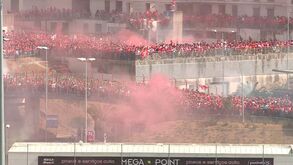 Autocarro do Benfica 'engolido' pelo mar vermelho de adeptos na chegada ao estádio da Luz