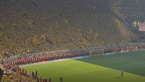 Arrepiante reação em Dortmund: adeptos cantam em uníssono após perda do título alemão em casa!