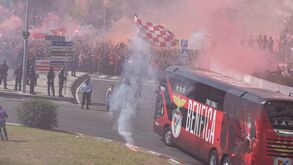 Muito fumo, um mar vermelho.... e até um dois cavalos: ambiente ao rubro na chegada do Benfica à Luz
