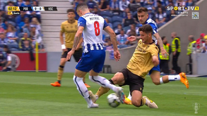 Tomás Händel expulso no minuto 1 do FC Porto-V. Guimarães: veja as imagens da arrepiante entrada sobre Uribe