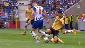 FC Porto-V. Guimarães: Händel viu vermelho direto após esta dura entrada sobre Uribe