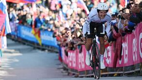 O momento em que João Almeida felicitou Roglic pela vitória no Giro
