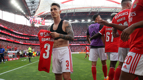 Grimaldo marca, beija símbolo do Benfica e emociona-se no jogo da despedida