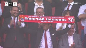 Rui Costa emocionado mostra cachecol do 38 ainda antes do final do jogo