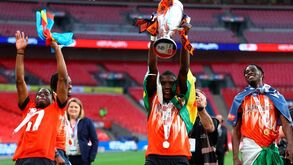 Dia de Benfica... e de Luton Town: Modesto clube inglês regressa à Premier League