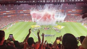 Jogadores e adeptos do Benfica em grande festa na Luz ao som de 'We Are The Champions'