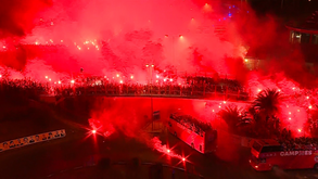 Primeiro banho de multidão fora da Luz: imagens da saída do autocarro do Benfica rumo ao Marquês