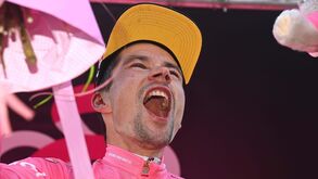 Um grito e umas lágrimas que dizem tudo: foi assim que Roglic celebrou a vitória no Giro