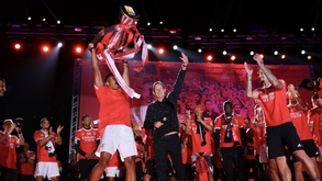Neres não esqueceu Otávio e Pote na festa do título do Benfica: «Chupa, chora bebé»