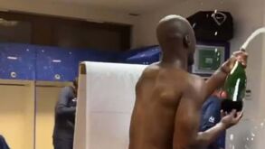 Danilo lidera festa no balneário do PSG após conquista do bicampeonato