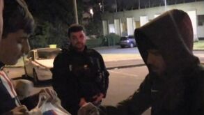 PSG sagra-se campeão e é recebido no aeroporto em Paris por três adeptos