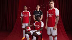 Arsenal revela equipamento para a próxima época inspirado nos 'invencíveis'