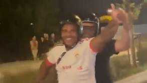 «Deixem o Eliseu passar!»: Chegou ao Marquês de mota... mas com ajuda do povo benfiquista a convencer autoridades