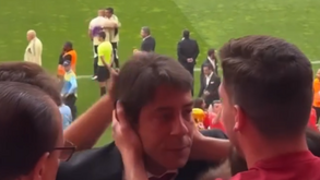 O abraço emotivo da família a Rui Costa após confirmado o título nacional