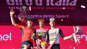 Uma imagem para a história: João Almeida no pódio final do Giro'2023
