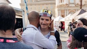 Chefe da UAE deixa mensagem a João Almeida: «Portugal e o mundo do ciclismo têm de estar orgulhosos de ti»