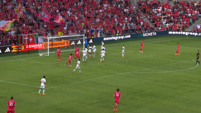 O livre que tinha tudo para ser um cruzamento: Eduard Löwen imprimiu tanto 'arco' que deu um golo vistoso