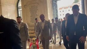 O momento em que a comitiva do Benfica entrou na Câmara Municipal de Lisboa