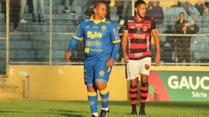 Walter (ex-FC Porto) voltou a jogar e a dar que falar... por causa da forma física
