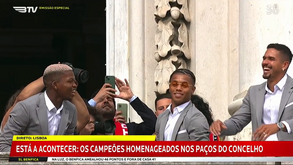 Neres 'fintou' tudo e todos no momento de levantar o troféu de campeão nacional