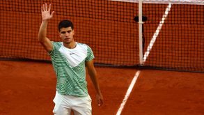 Carlos Alcaraz na segunda ronda ao eliminar Flavio Cobolli em apenas três sets