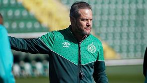 Chapecoense despede Argel após derrota e protestos: «Corta-se a cabeça de um»