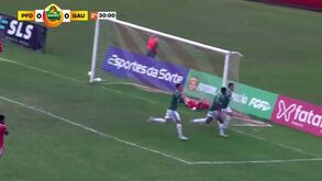 É possível marcar um golaço de calcanhar na baliza errada? Sim, aqui está a prova