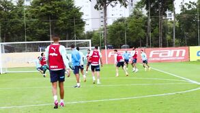 Abel alinhou na peladinha do Palmeiras e até tentou marcar de bicicleta