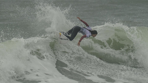 Teresa Bonvalot, Guilherme Ribeiro e Frederico Morais seguem em frente no Mundial de surf da ISA