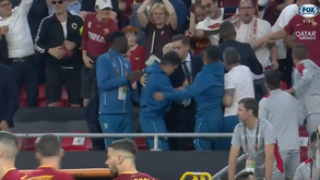 À beira das vias de facto: Acuña e Corona tiveram de ser separados de adeptos da Roma na final da Liga Europa