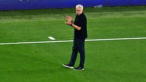 José Mourinho agradece apoio dos adeptos da Roma após perder final com o Sevilha
