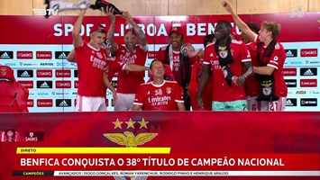 Em Luanda portugueses vivem ambiente de festa na conquista do 38.º titulo  do Benfica - SIC Notícias