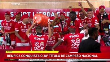 Em Luanda portugueses vivem ambiente de festa na conquista do 38.º titulo  do Benfica - SIC Notícias