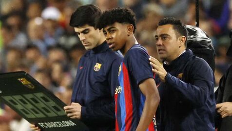 Lamine Yamal, de 15 anos, se torna o jogador mais jovem a estrear pelo  Barcelona