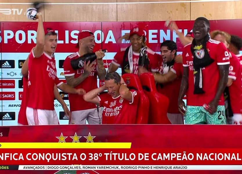 Em Luanda portugueses vivem ambiente de festa na conquista do 38.º titulo  do Benfica - SIC Notícias