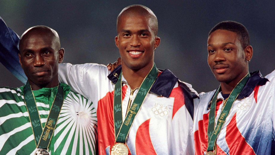 Medalhado olímpico Calvin Davis morre aos 51 anos