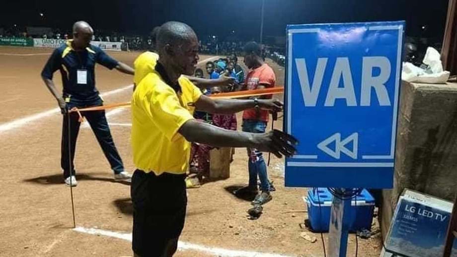 Insólito: torneio amador no Burkina Faso 'ultrapassa' futebol profissional e recebe ajuda... do VAR