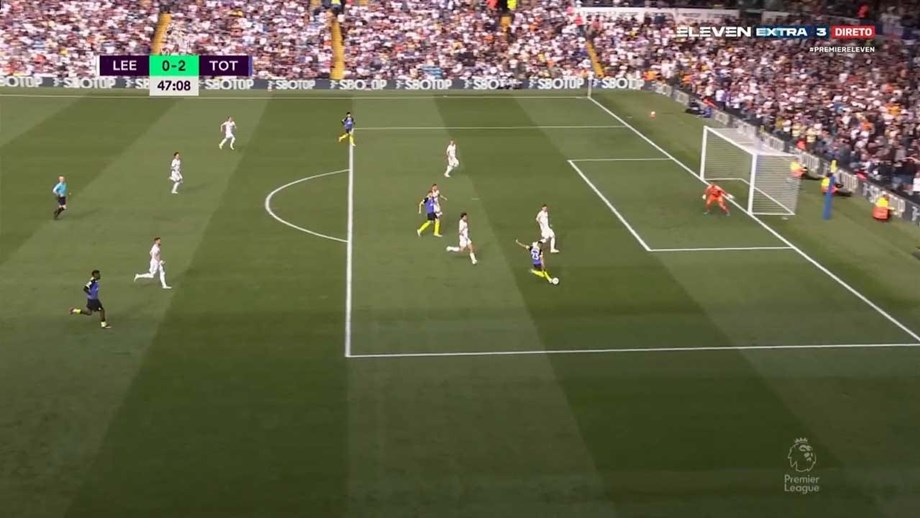 Remate forte e cruzado: o golo de Pedro Porro na vitória do Tottenham sobre o Leeds