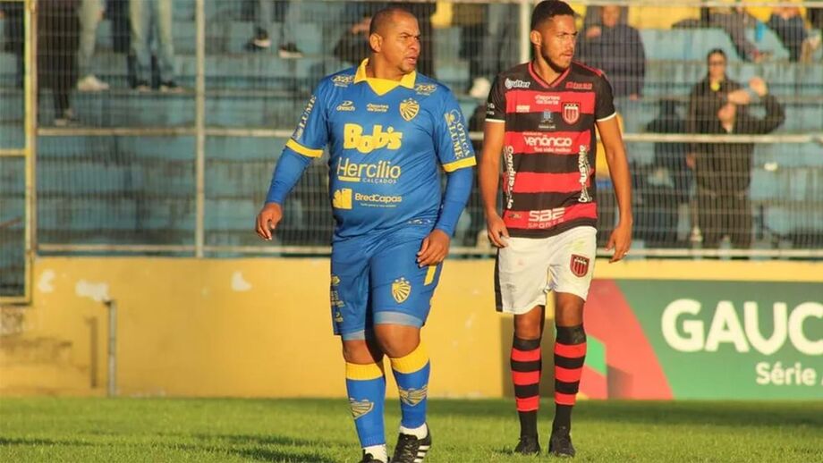 Walter (ex-FC Porto) voltou a jogar e a dar que falar... por causa da forma física