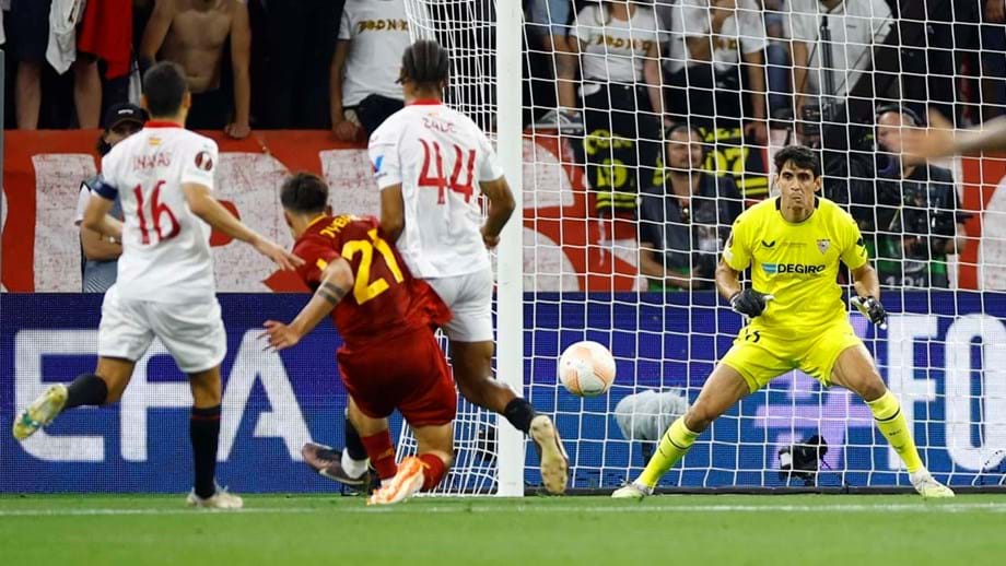 O golo de Dybala que inaugurou o marcador na final da Liga Europa