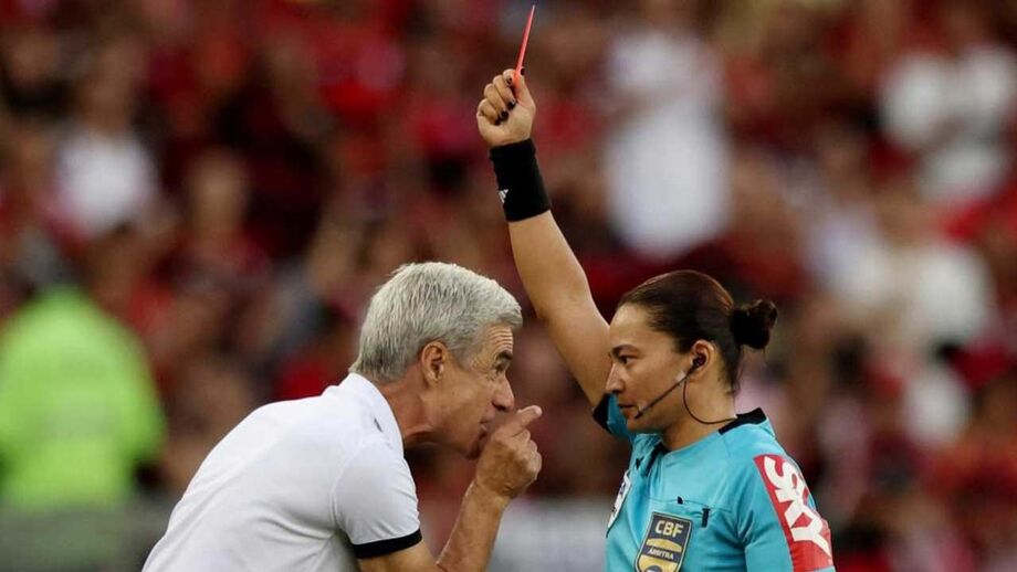Treinador português do Botafogo viu um vermelho no jogo com o Flamengo