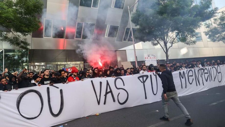 Conjunto de adeptos juntou-se em Paris para pedir ainda a demissão da direção do clube