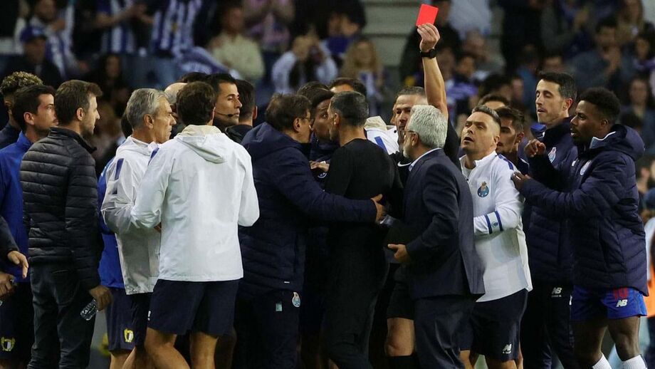Treinador portista foi efusivo nos festejos e o banco do Famalicão não gostou