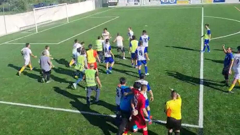 Pancadaria entre adeptos e jogadores de ambas as equipas depois de atleta do Tabuadelo ter agredido o árbitro