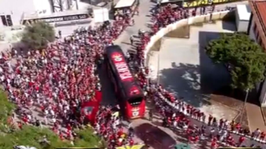 Centenas de adeptos saúdam equipa de Roger Schmidt