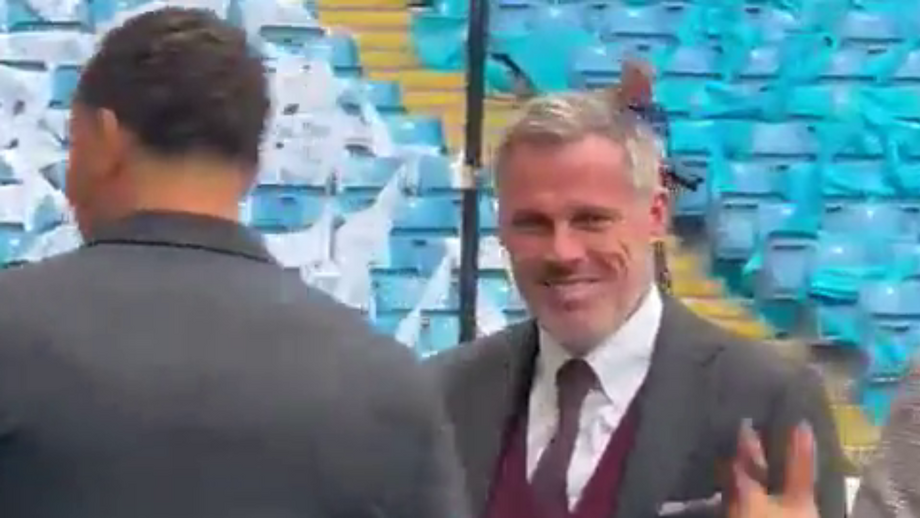 Momento constrangedor entre os dois antigos jogadores no Etihad Stadium, minutos antes do Man. City-Real Madrid
