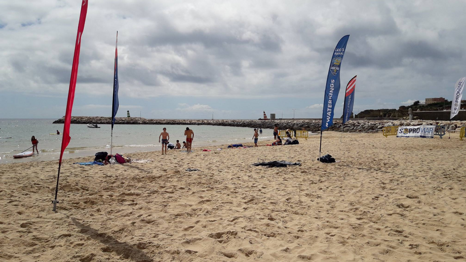 Lagos quer proibir pranchas e equipamentos volumosos em escadarias de praias Dona Ana e Camilo