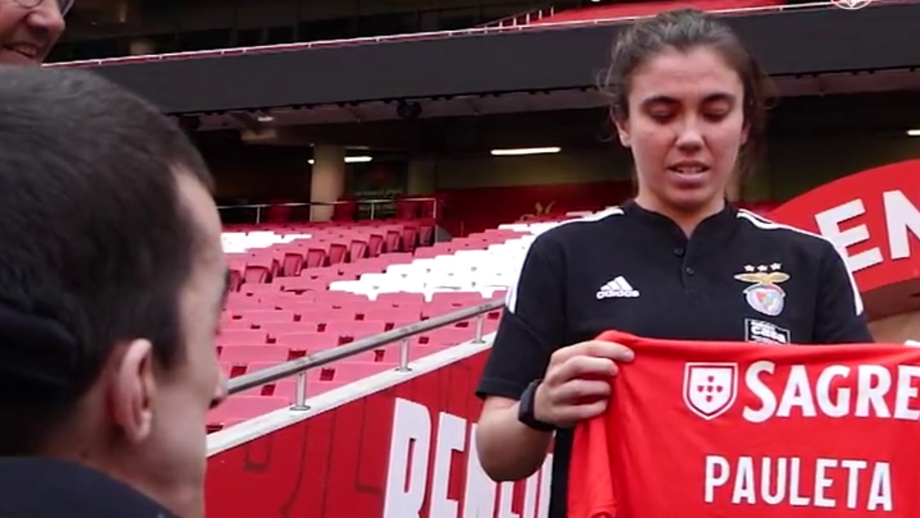 Jogadora presenteou jovem adepto com uma camisola assinada
